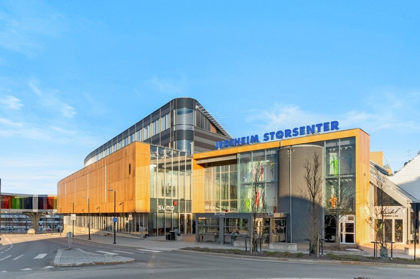 Jessheim Storsenter ligger rett ved stasjonen i Jessheim, med både tog- og bussforbindelse. Galleribilde