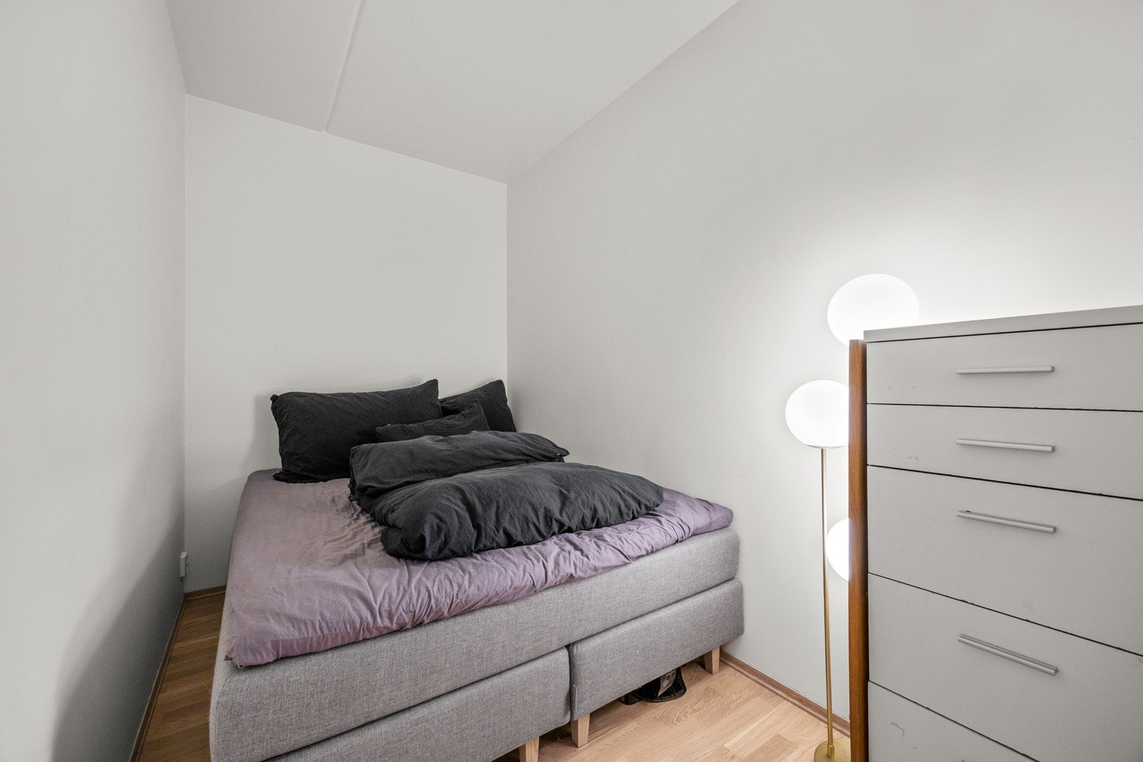 Alkove innredet med seng og kommode. Galleribilde