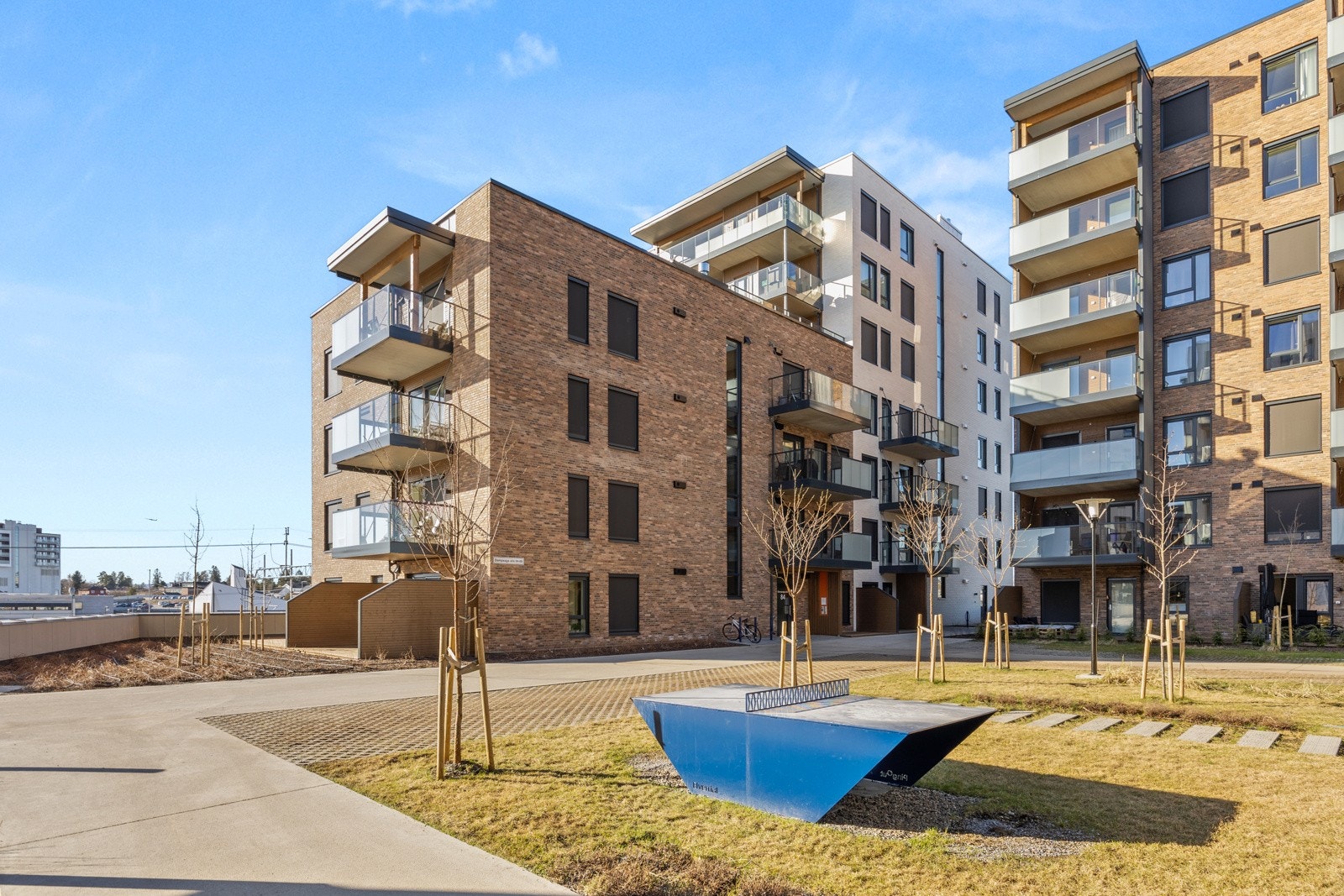 Hyggelige fellesarealer opparbeidet med gressplen, sittegrupper, lekeapparater, stier og mye mer. Galleribilde