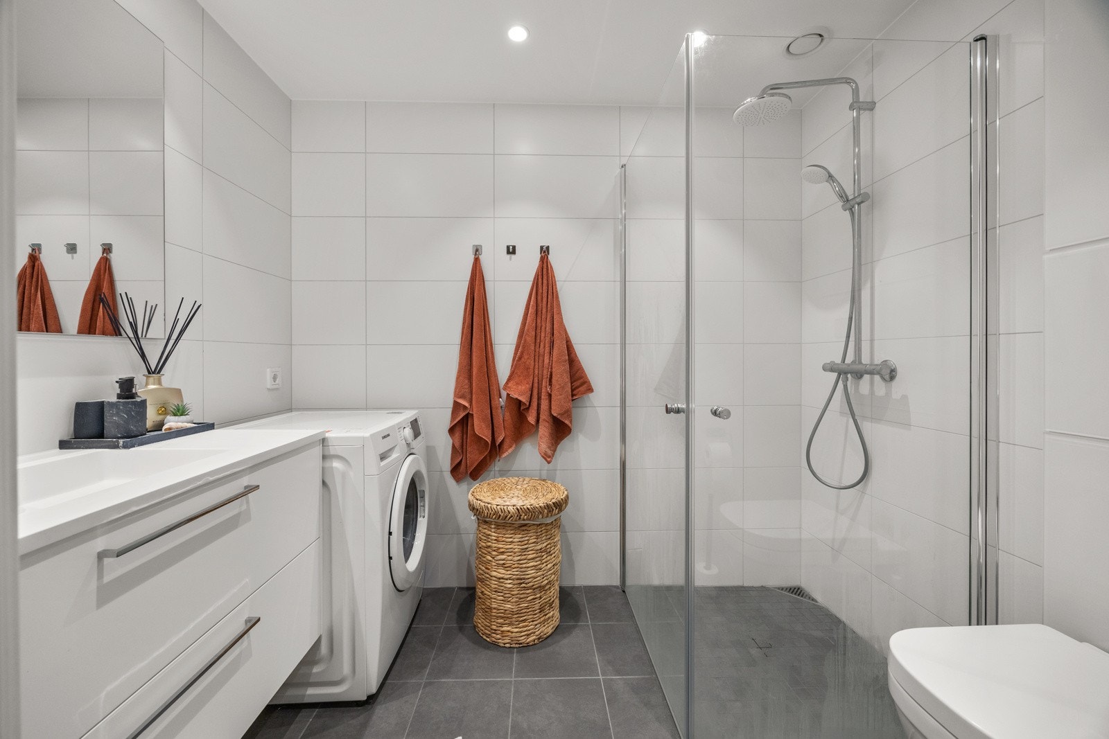 Flott bad fra byggeår belagt med flislagt vegger og gulv. Vannbåren gulvvarme. Galleribilde