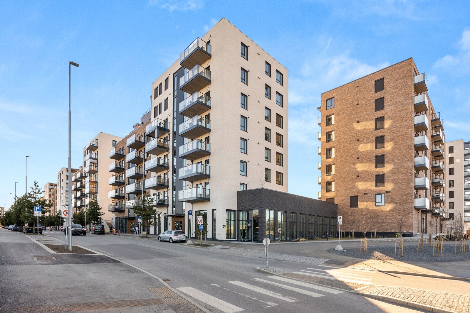 Fra leiligheten er det kort gangavstand til dagligvarebutikker, Jessheim storsenter, samt tog- og busstasjon. Galleribilde