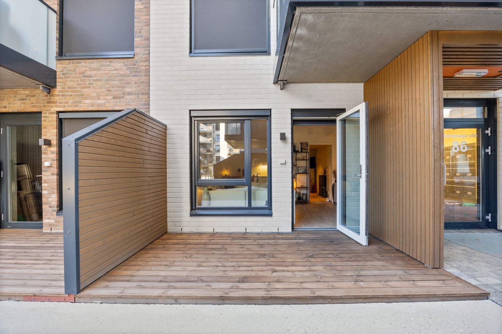 Fra stuen er utgang til terrasse på ca. 7 kvm - med mulighet for å få plass til en loungegruppe, grill, lykter og potteplanter. Galleribilde