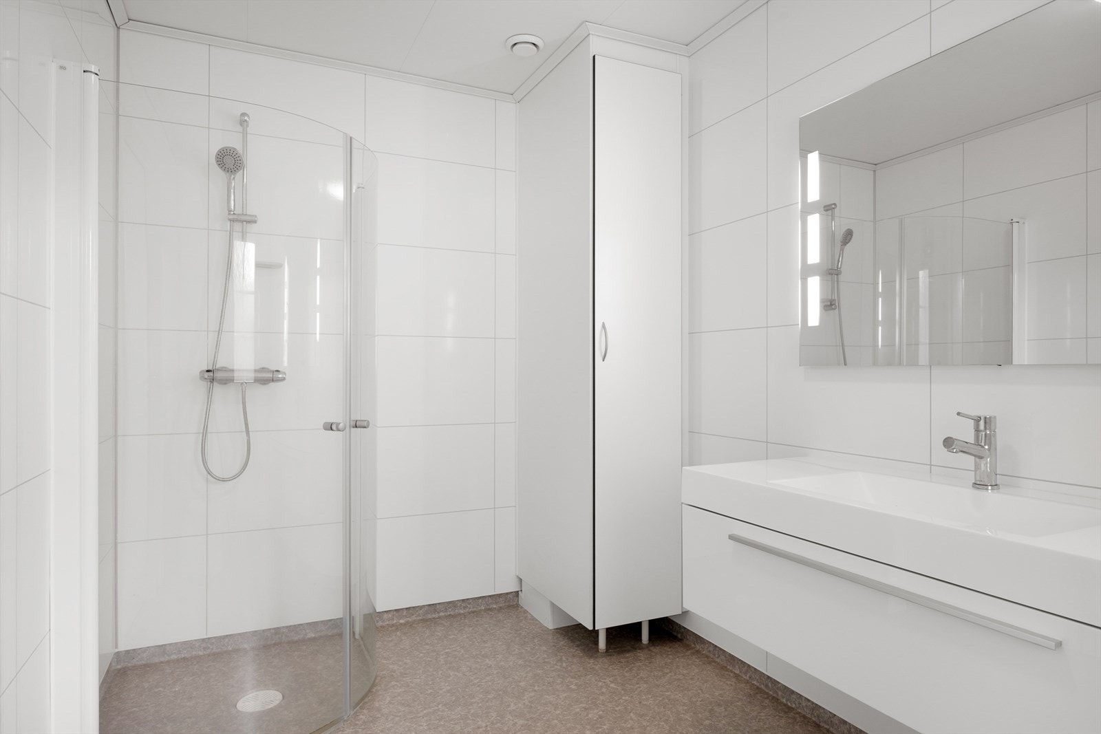 Dusjvegger som kan slås inn i hjørnet. Galleribilde