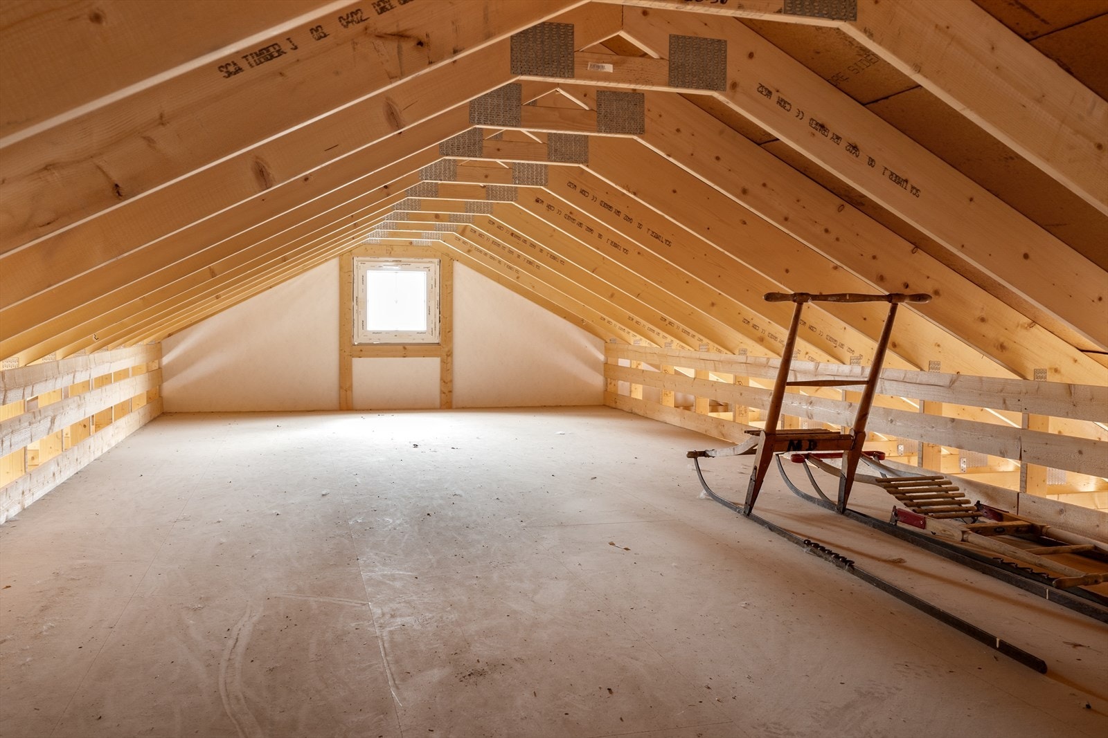 Lagringsplass på loft. Galleribilde