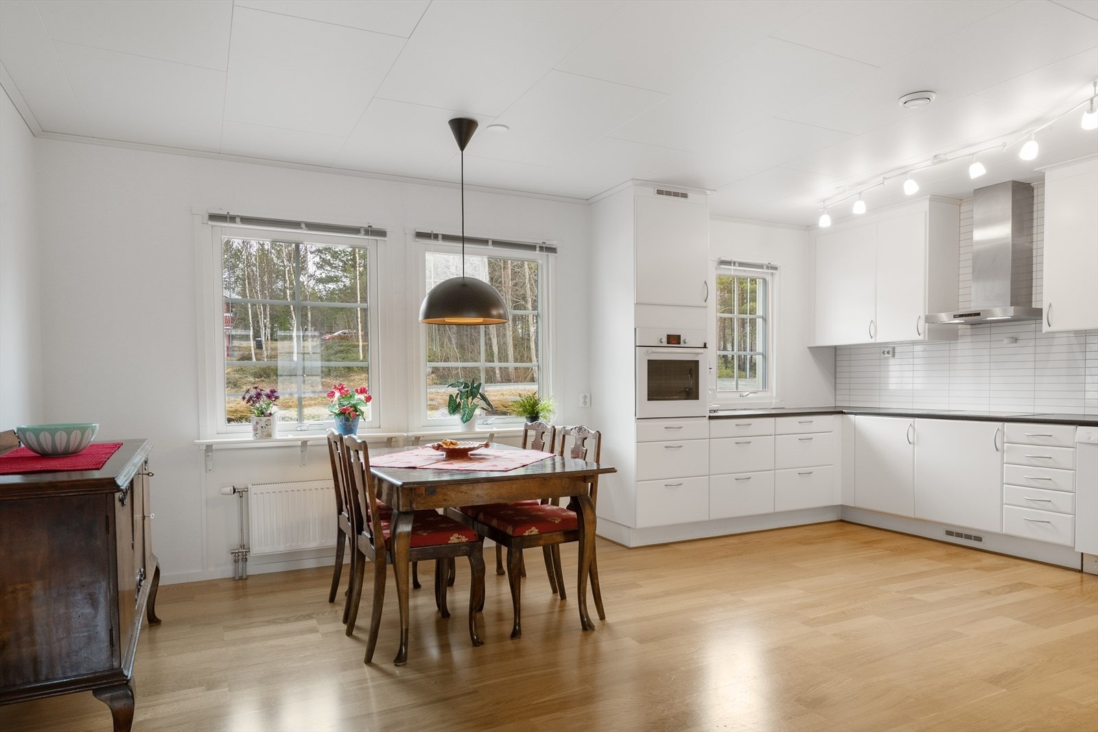 Vindusflatene bidrar med naturlig belysning i rommet. Galleribilde