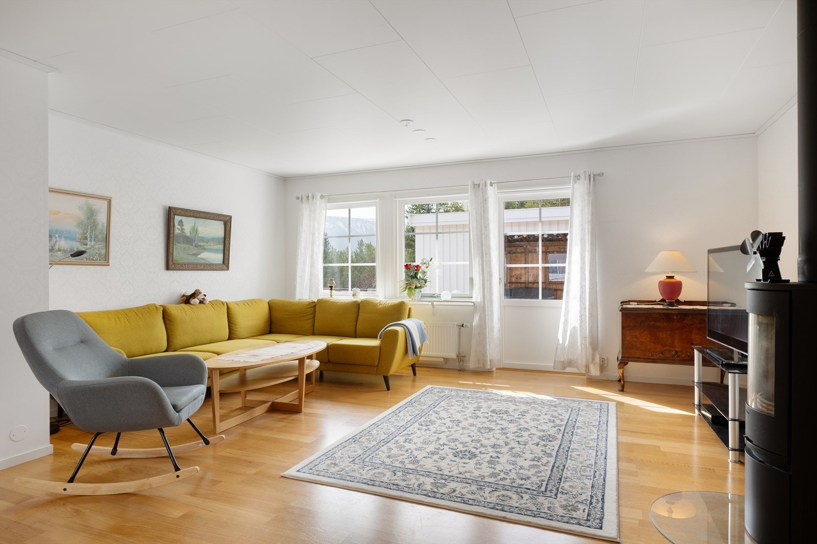 Utgang til terrasse og hagestue. Galleribilde