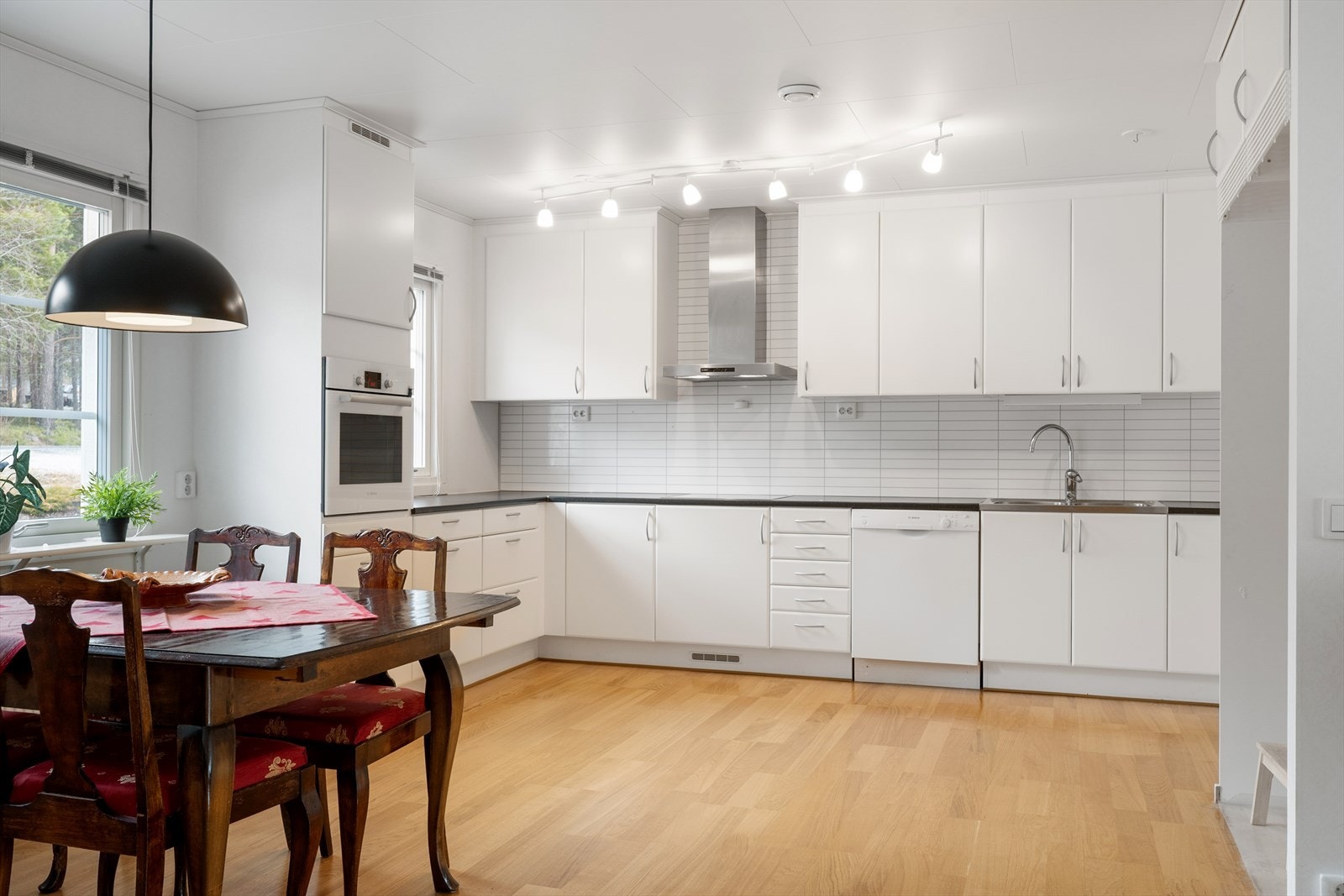 Kjøkkenet har en takhøy, lys og tidløs innredning med glatte fronter. Galleribilde