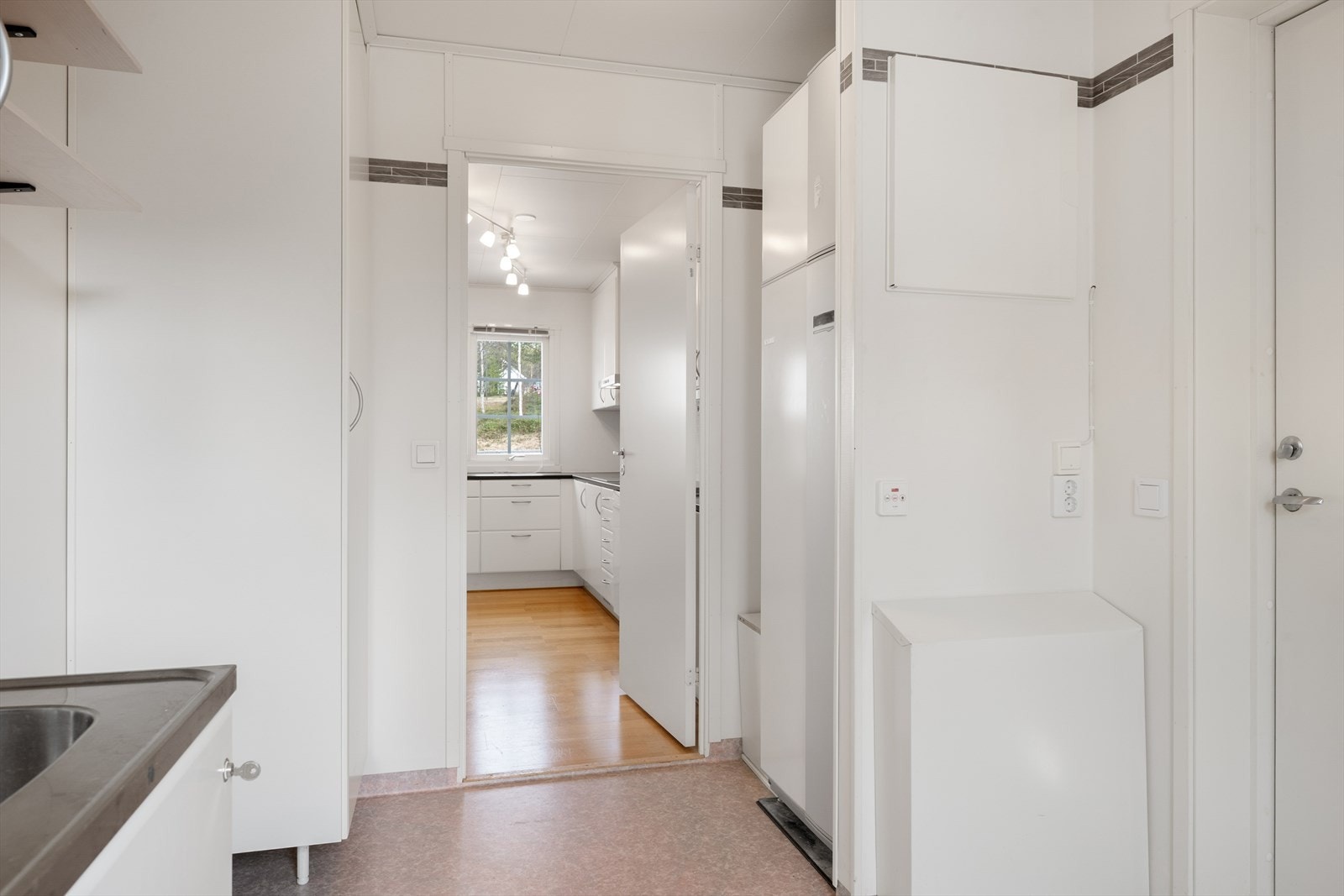 Vaskerommet ligger ved siden av kjøkkenet. Galleribilde