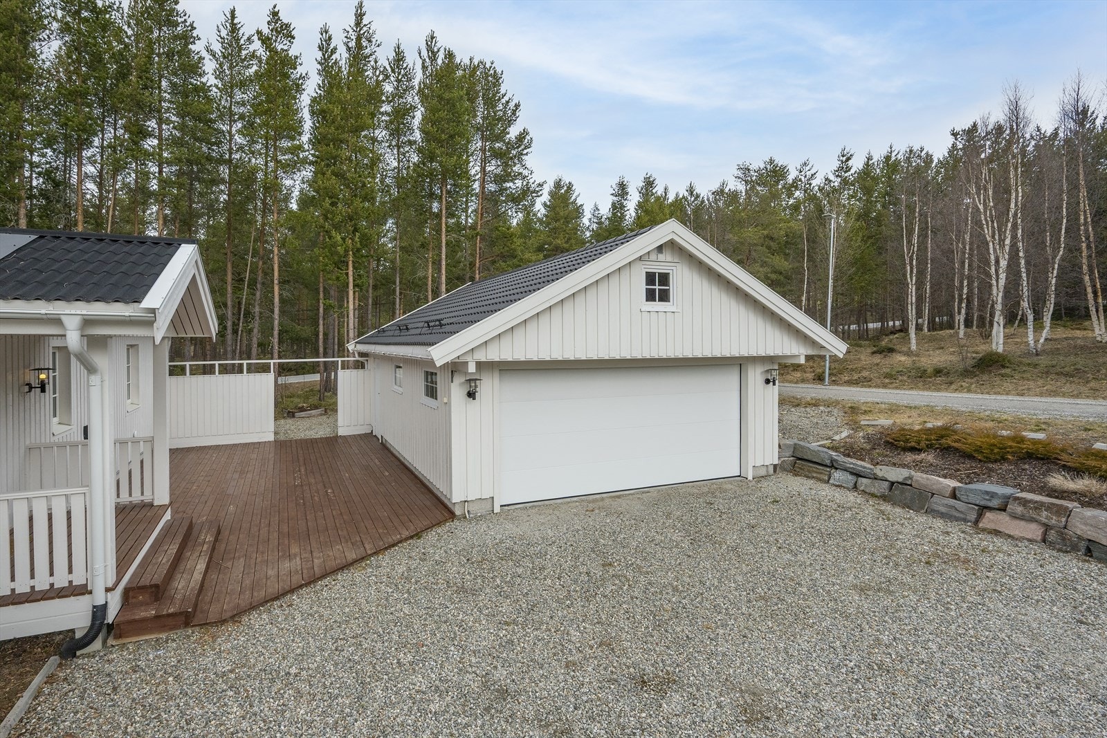 Mot garasje og inngangsparti. Galleribilde