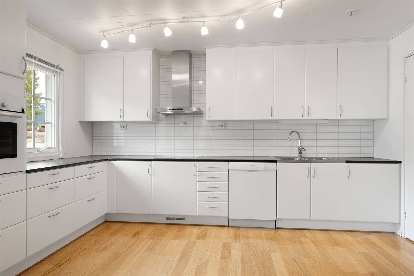 Det er integrert koketopp og stekeovn. Ellers er det godt med oppbevaringsplass i skap og skuffer. Galleribilde