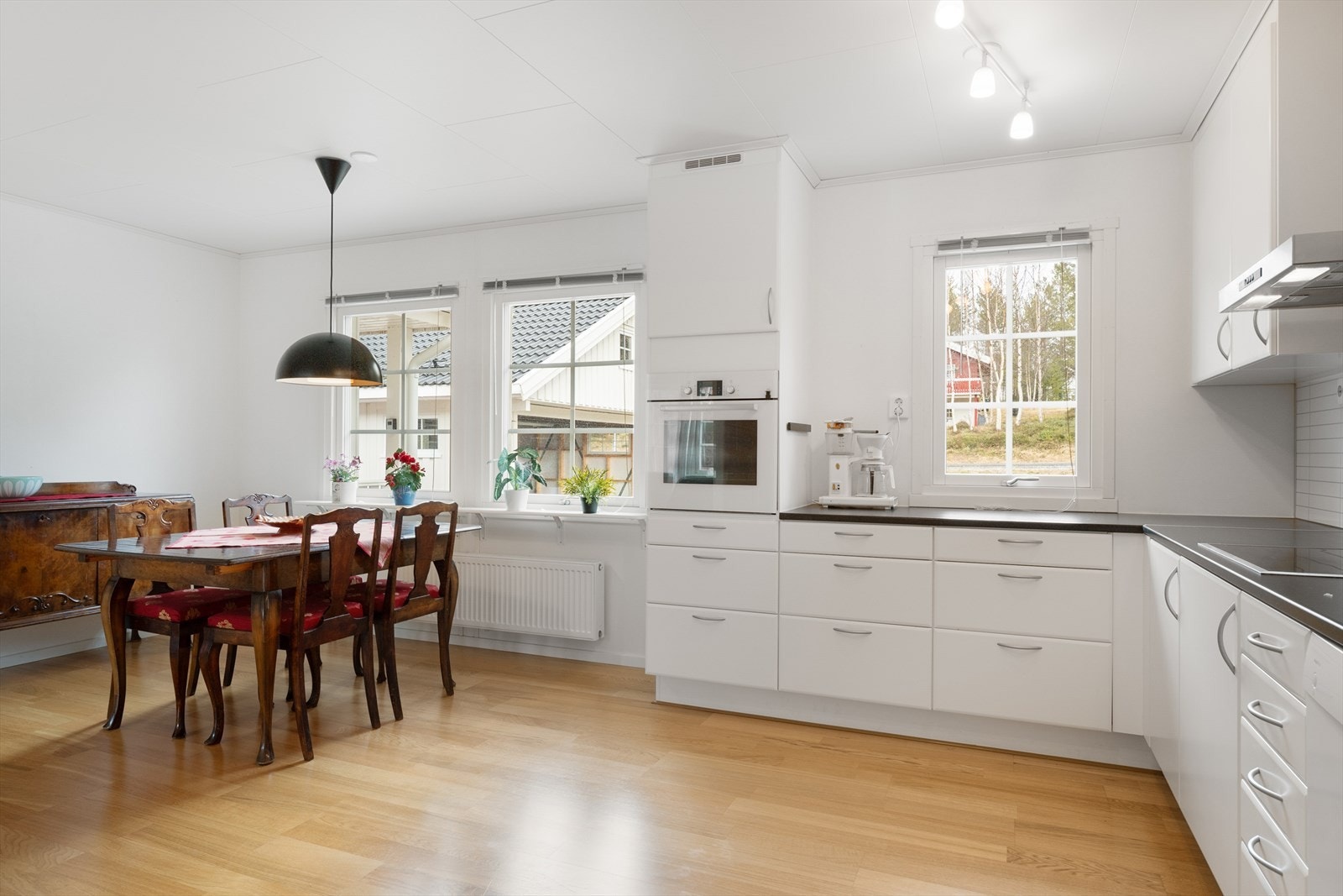 Praktisk med spisegruppe like ved kjøkkenet. Galleribilde