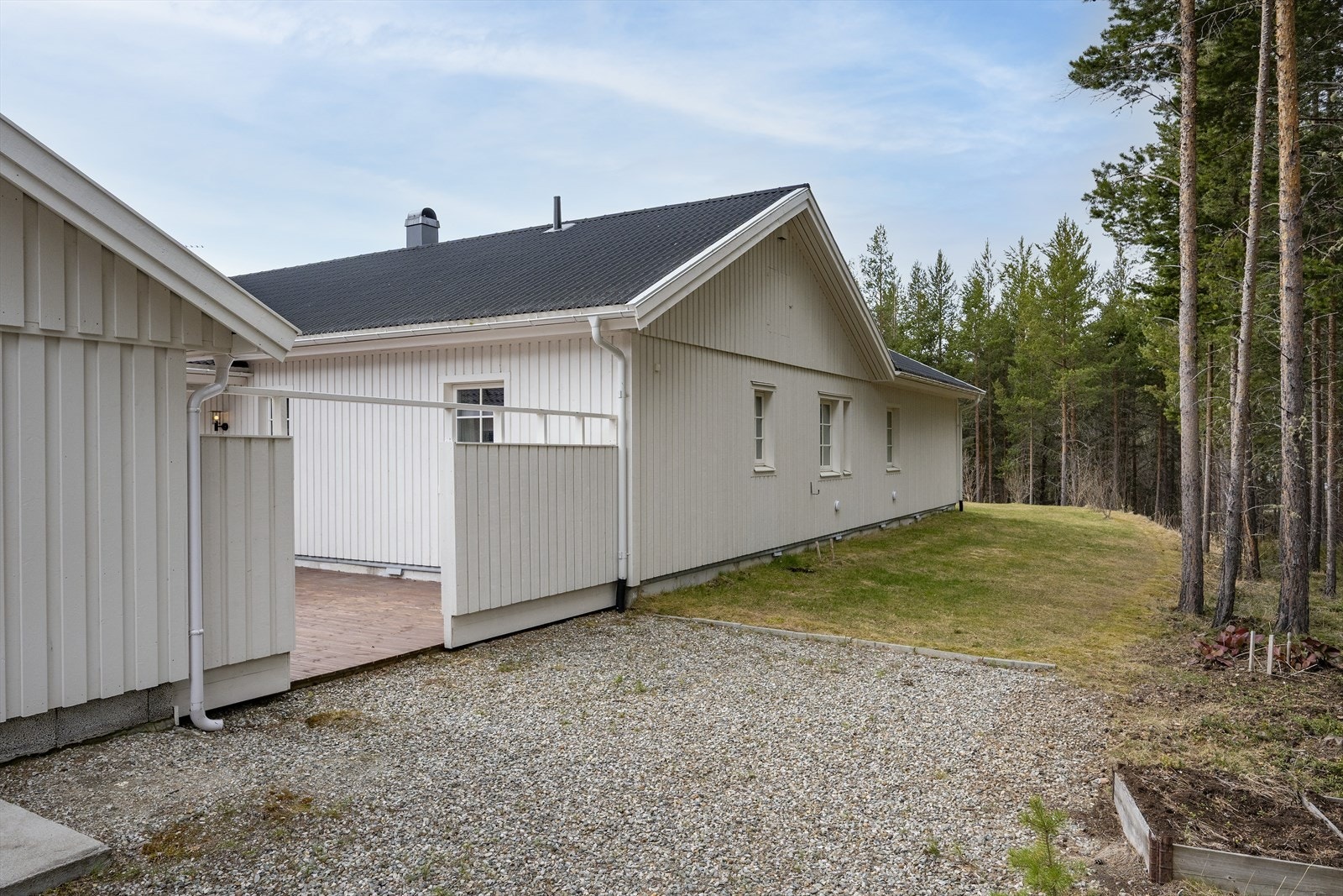 Arealer bak garasjen. Galleribilde