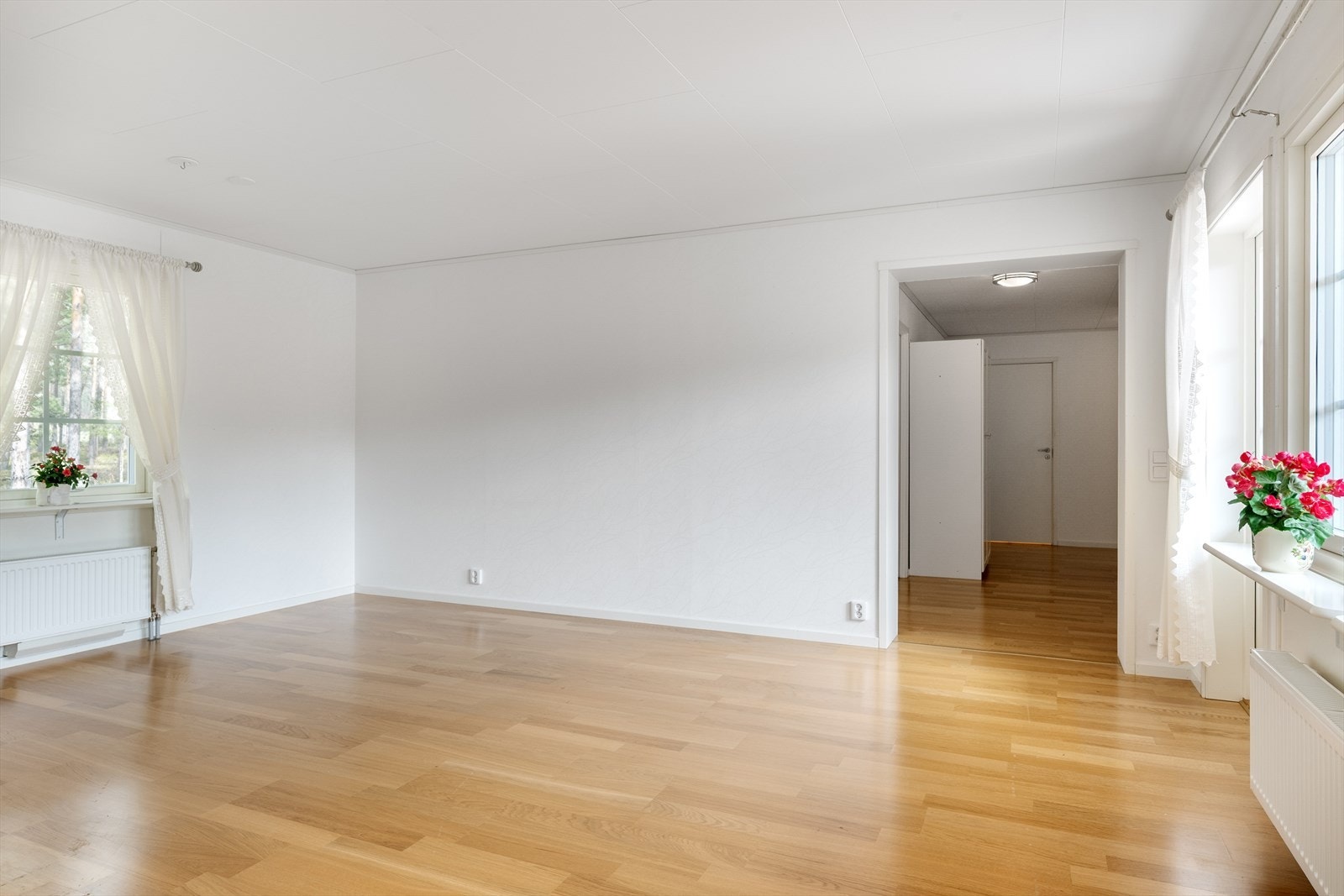 Det er utgang til terrasse fra stuen. Galleribilde