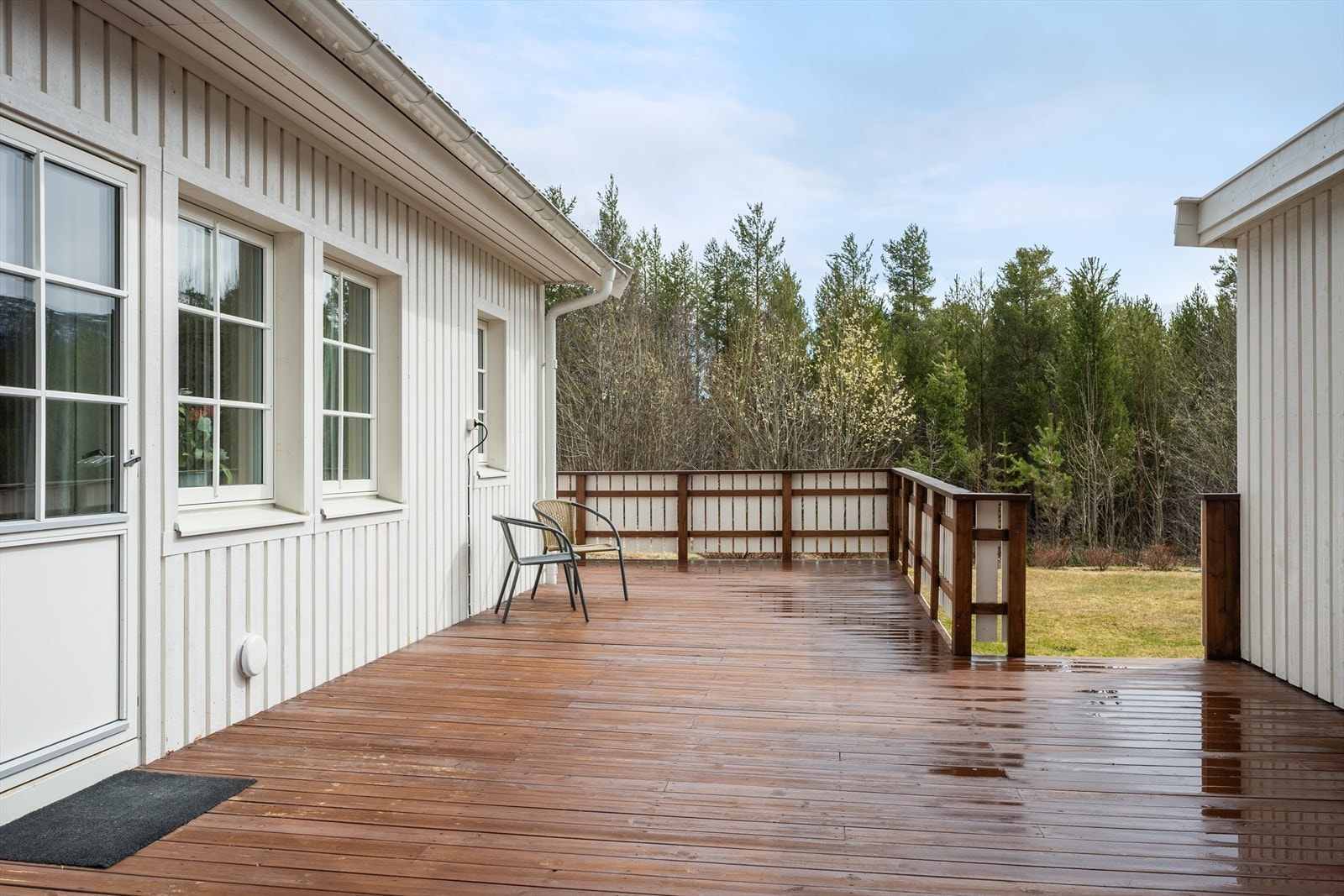 Nedgang til hagen fra terrassen. Galleribilde