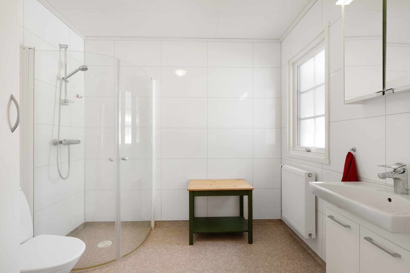 Bad nr. 2 er plassert ved TV-stuen og er innredet med toalett, dusj og servant. Galleribilde