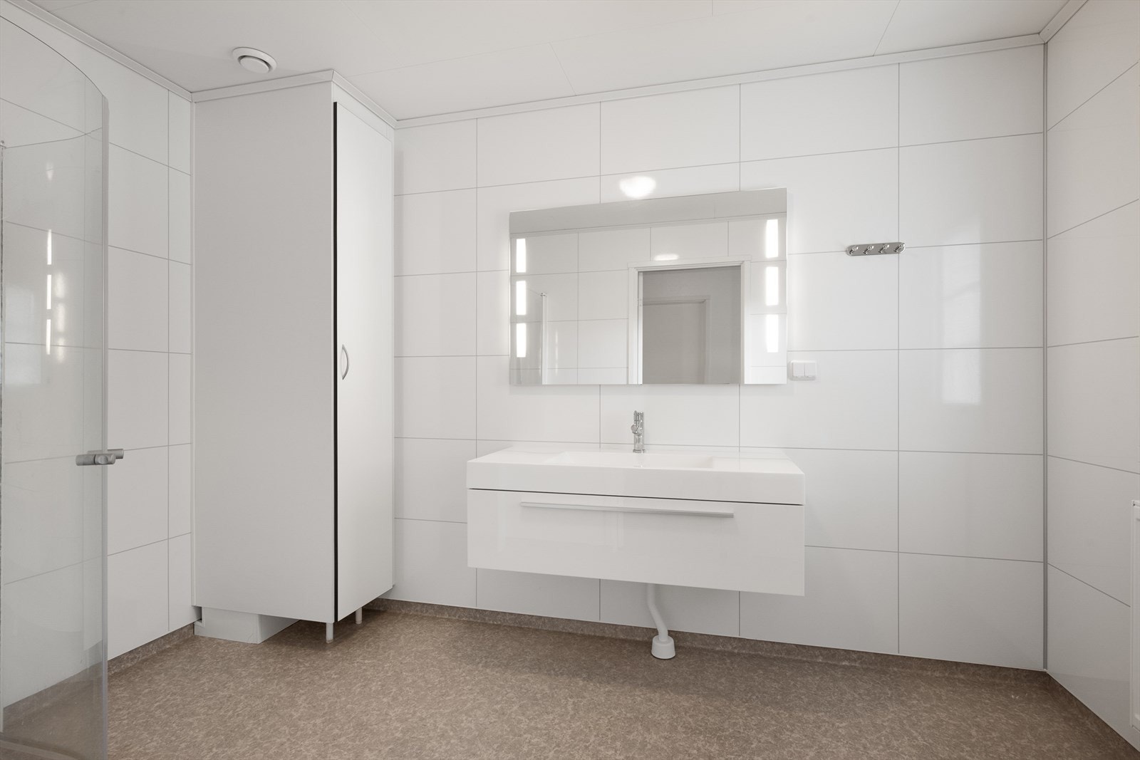 Romslig baderom. Galleribilde