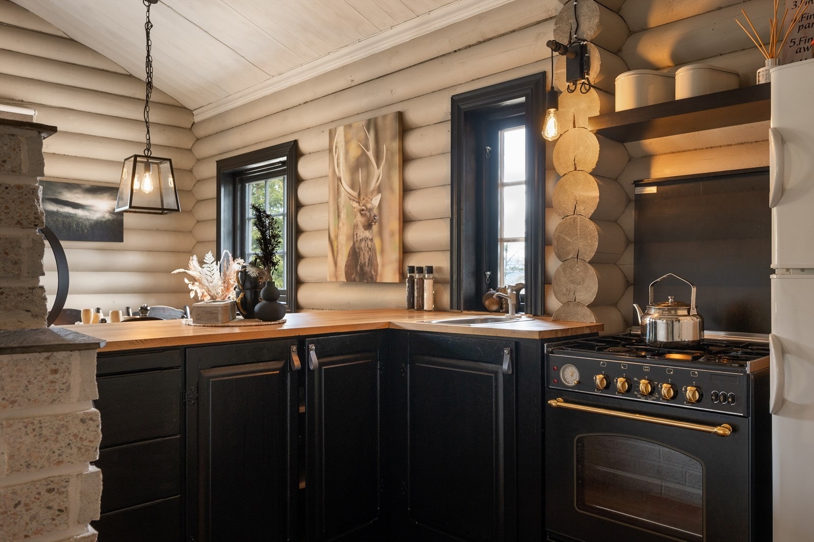 Komfyr og kjøleskap er frittstående og drives av gass. Galleribilde