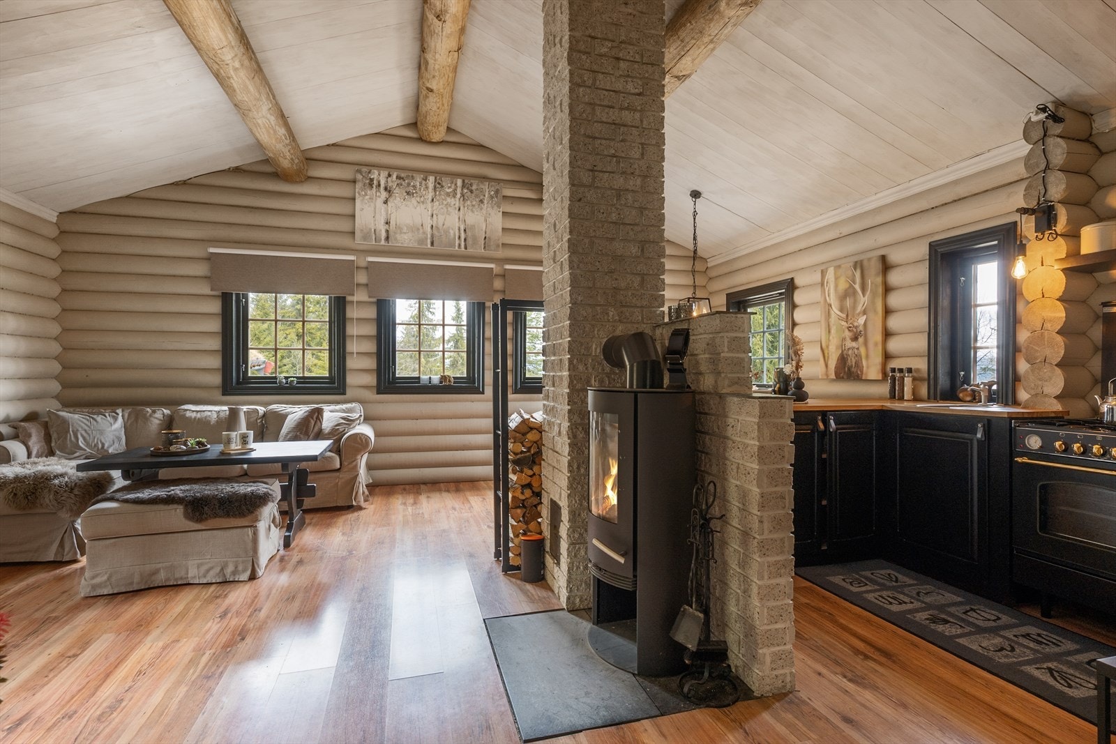 Velkommen til Høgsetervegen 231. Stue /kjøkken er lyst og luftig, og skråhimling gir økt romfølelse. Foto: Ivar Flagestad. Galleribilde