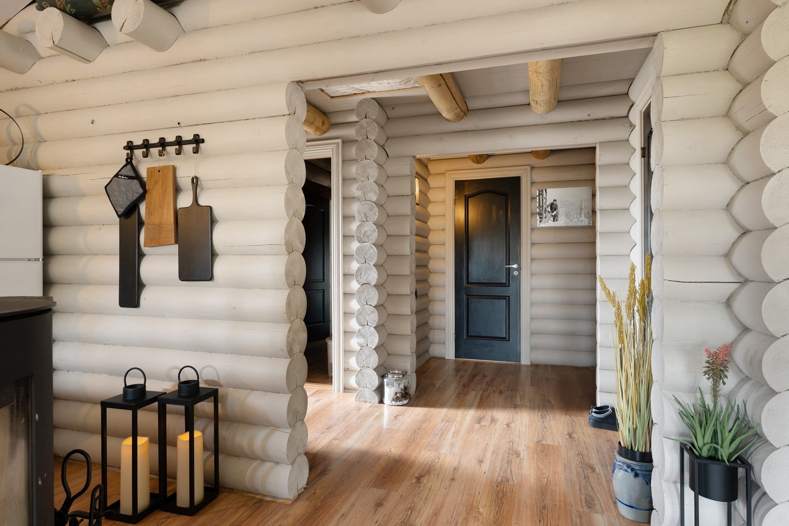 Videre inn ligger stue og kjøkken i åpen løsning. Galleribilde