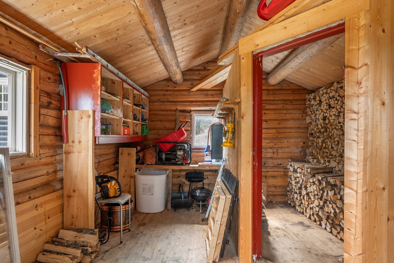 Annekset er ca 17 kvm og inneholder utedo, vedskjul og bod. Galleribilde