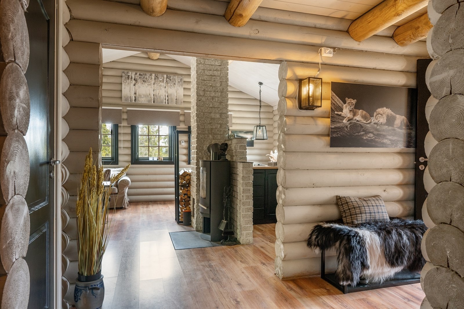 Trivelig interiør og gode fargevalg setter sitt preg på hytta allerede i det man åpner døren. Galleribilde