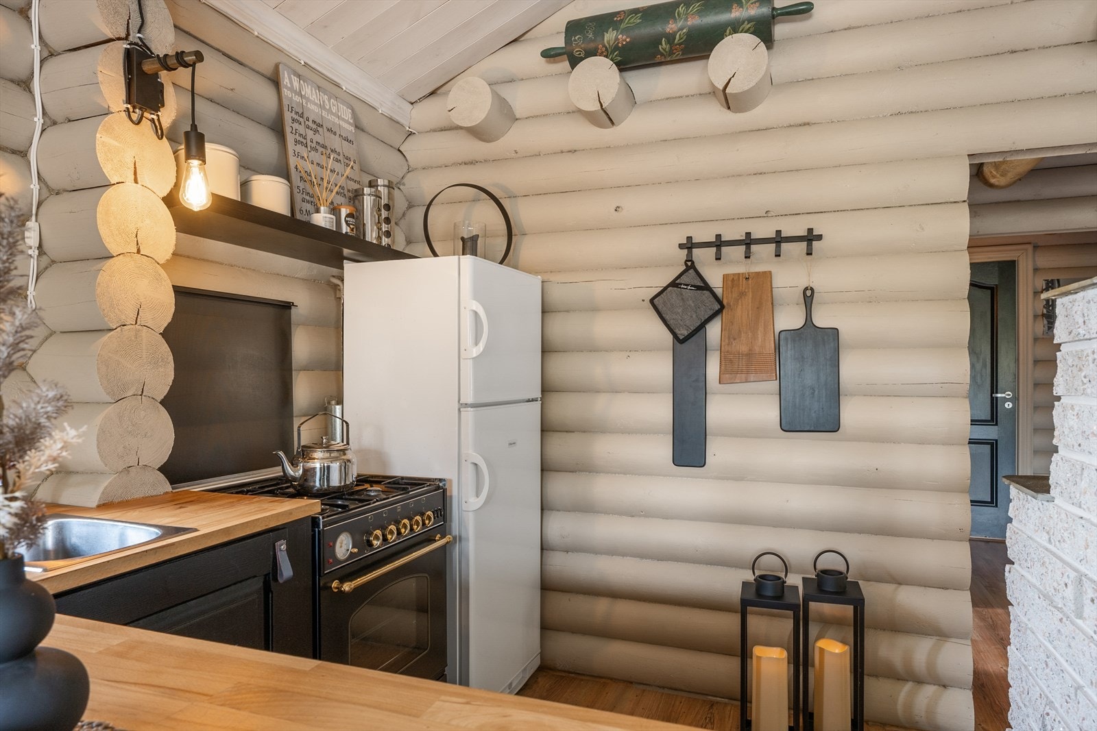 Den sorte gasskomfyren har detaljer i gull. Galleribilde