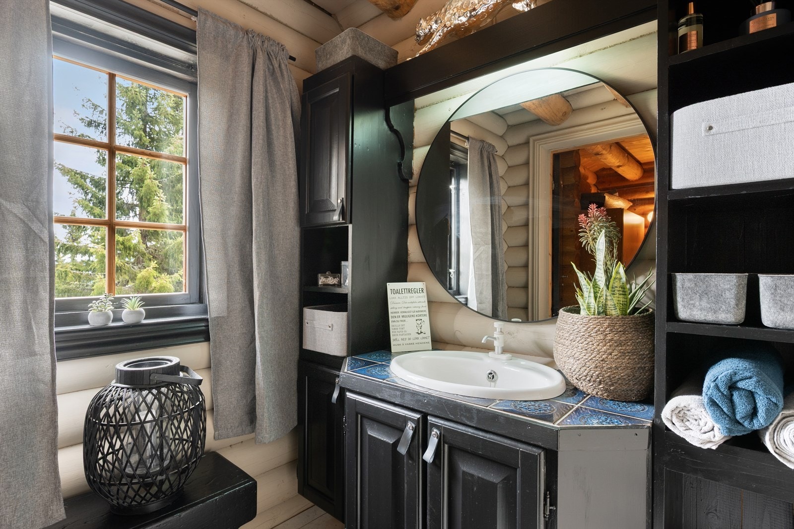 Sanitærrommet er holdt i samme stil og farge som oppholdsrom. Galleribilde