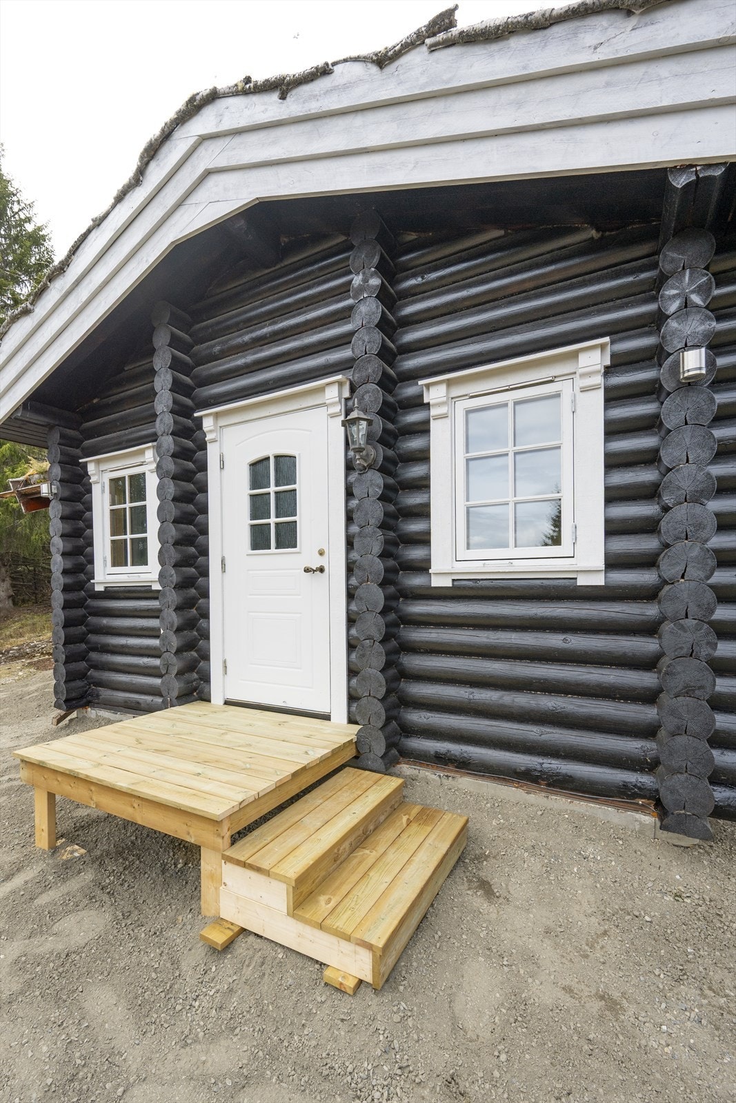 Det er nylig anlagt trapp opp til inngangen på hytta. Galleribilde