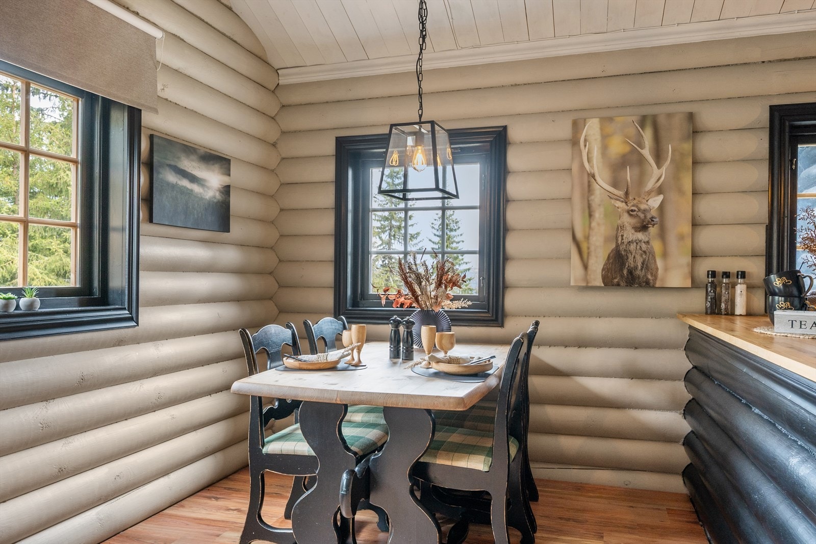 Spisestua er plassert nær kjøkkenet. Galleribilde