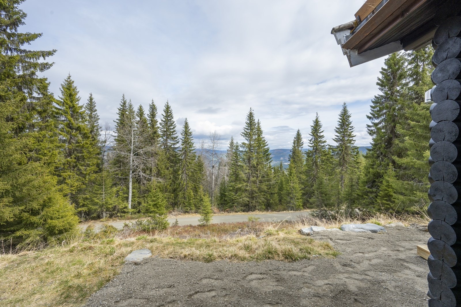 Her bor man i rolige og usjenerte omgivelser med utsyn mot dalen. Galleribilde