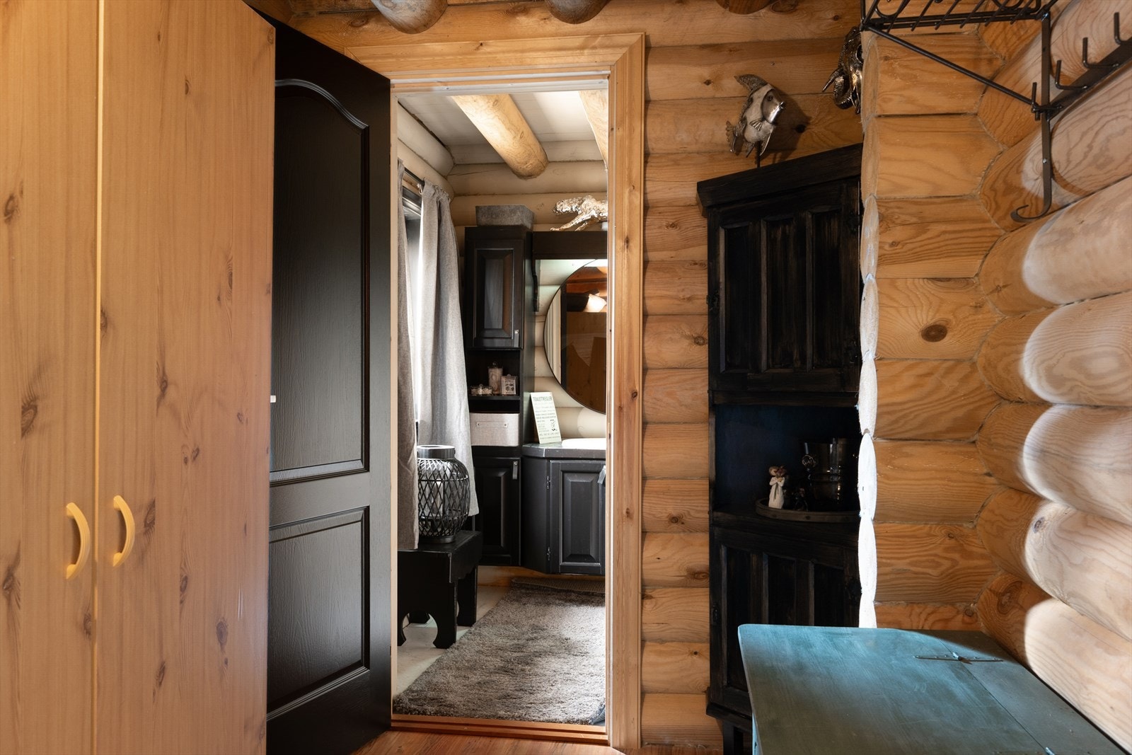 I gangen utenfor sanitærrommet er det plass til garderobeskap mm. Galleribilde