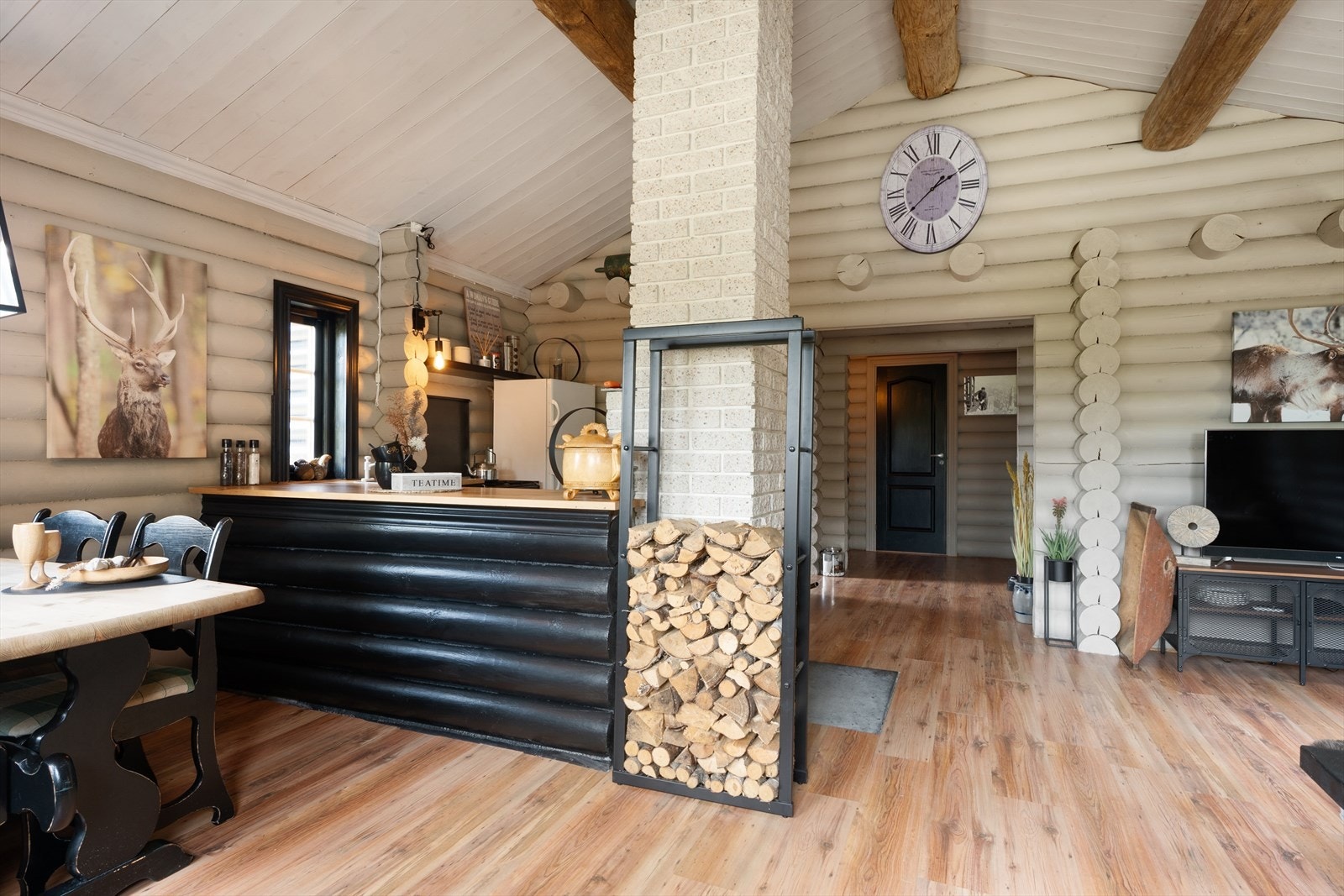 Pipa blir som en romdeler mellom stue og kjøkken. Galleribilde