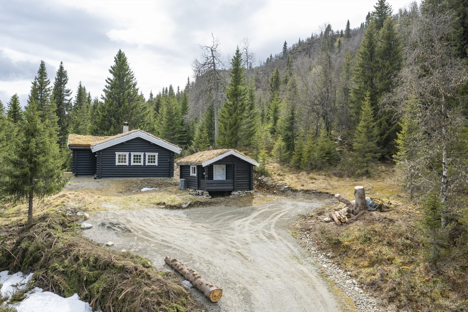 Man kan kjøre helt til døra og det er parkering på egen tomt. Galleribilde