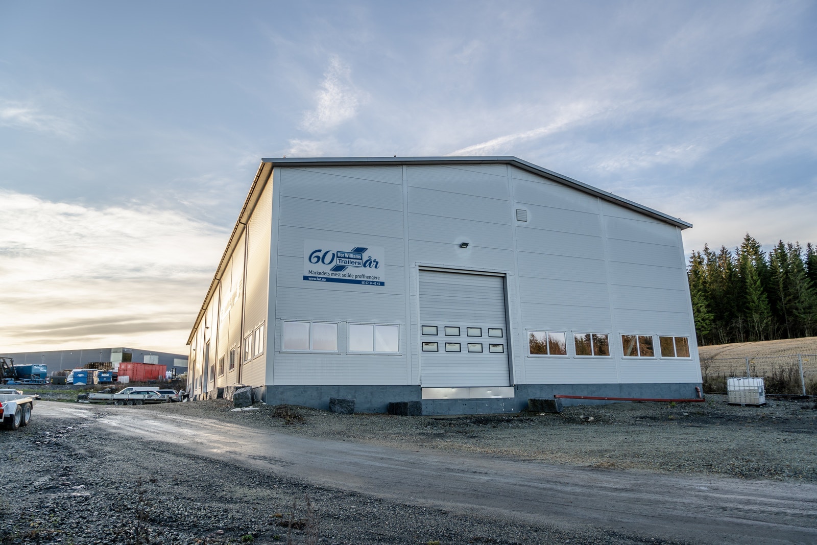 Deler av lagerhall til leie. Tett ved E6 i Ringsaker kommune. Galleribilde