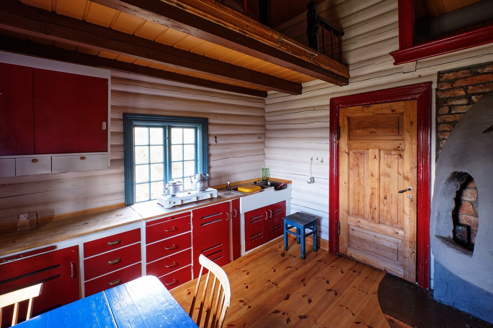 Innredningen har malte fronter i heltre og finér, og nedfelt stålkum m/avløp ut i grunnen (selger opplyser at avløpet ikke fungerer). Galleribilde