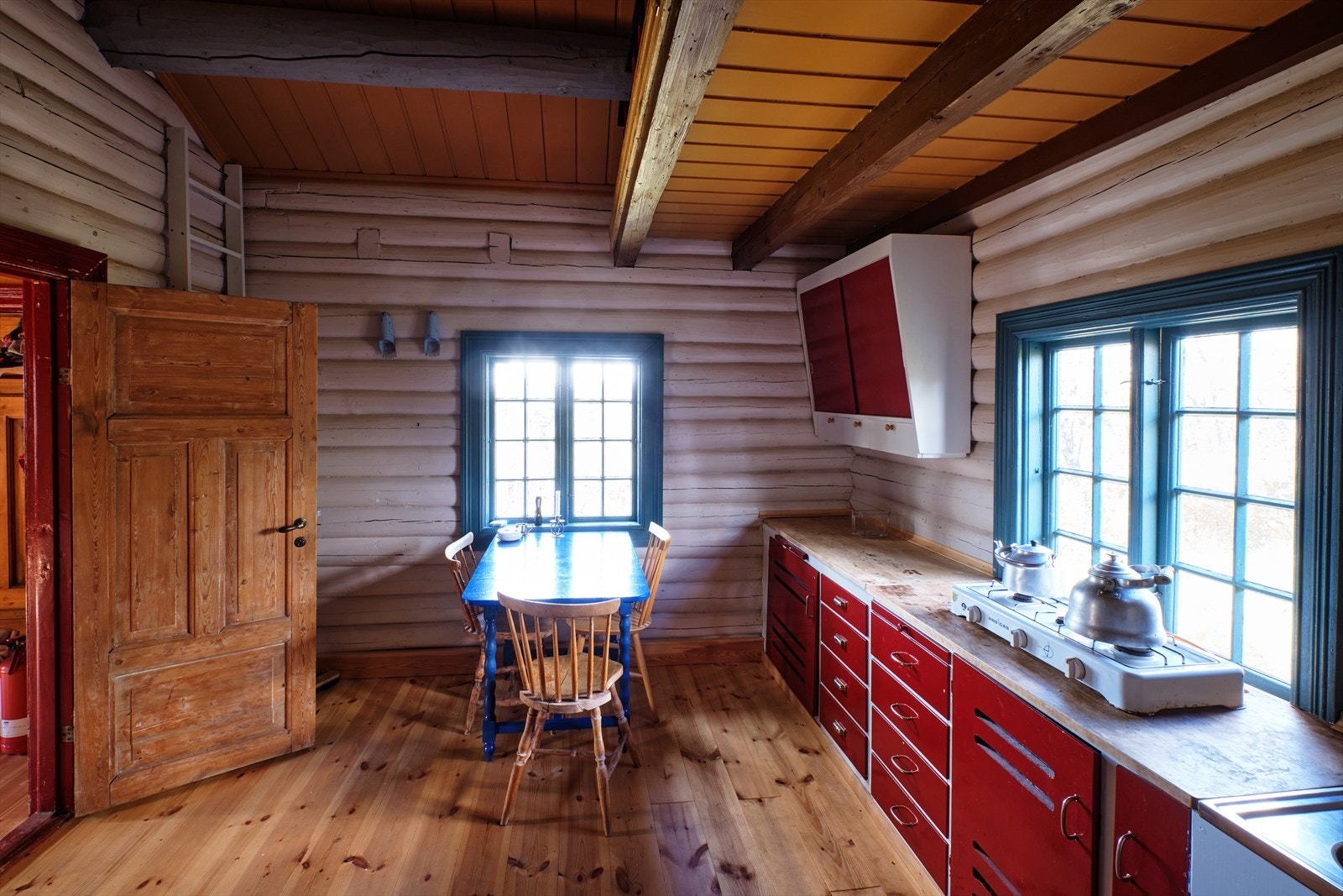 Det er plass til en hyggelig spiseplass ved vinduet. Gassbluss gir mulighet for enkel matlaging. Galleribilde