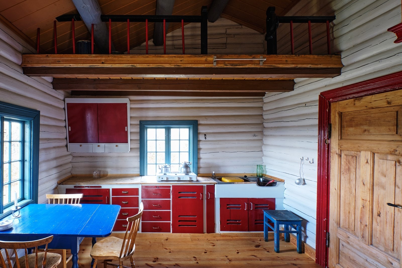 Kjøkkenet, som ligger adskilt fra stua, har enkel standard. Over deler av kjøkkenet er det en liten hems m/gulvareal på ca 3 kvm. Galleribilde