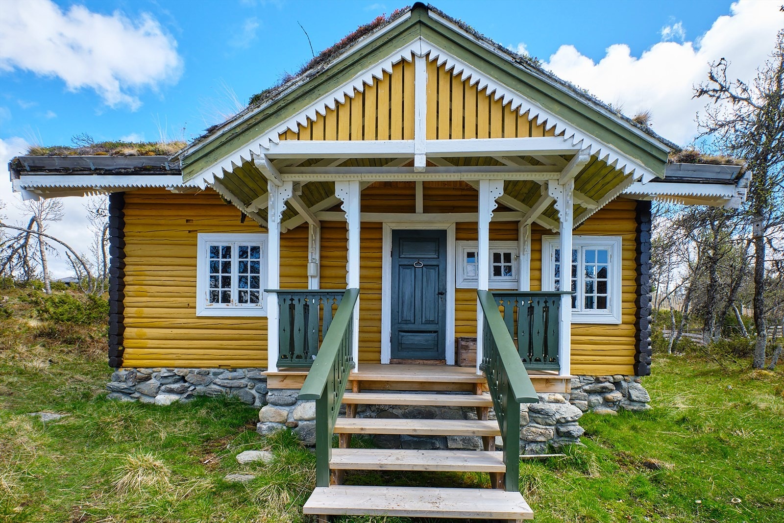 Her får du en hytte med sjel hvor noe av innredningen er gjenbruk fra byfornyelsen i Oslo på 1980-tallet. Galleribilde