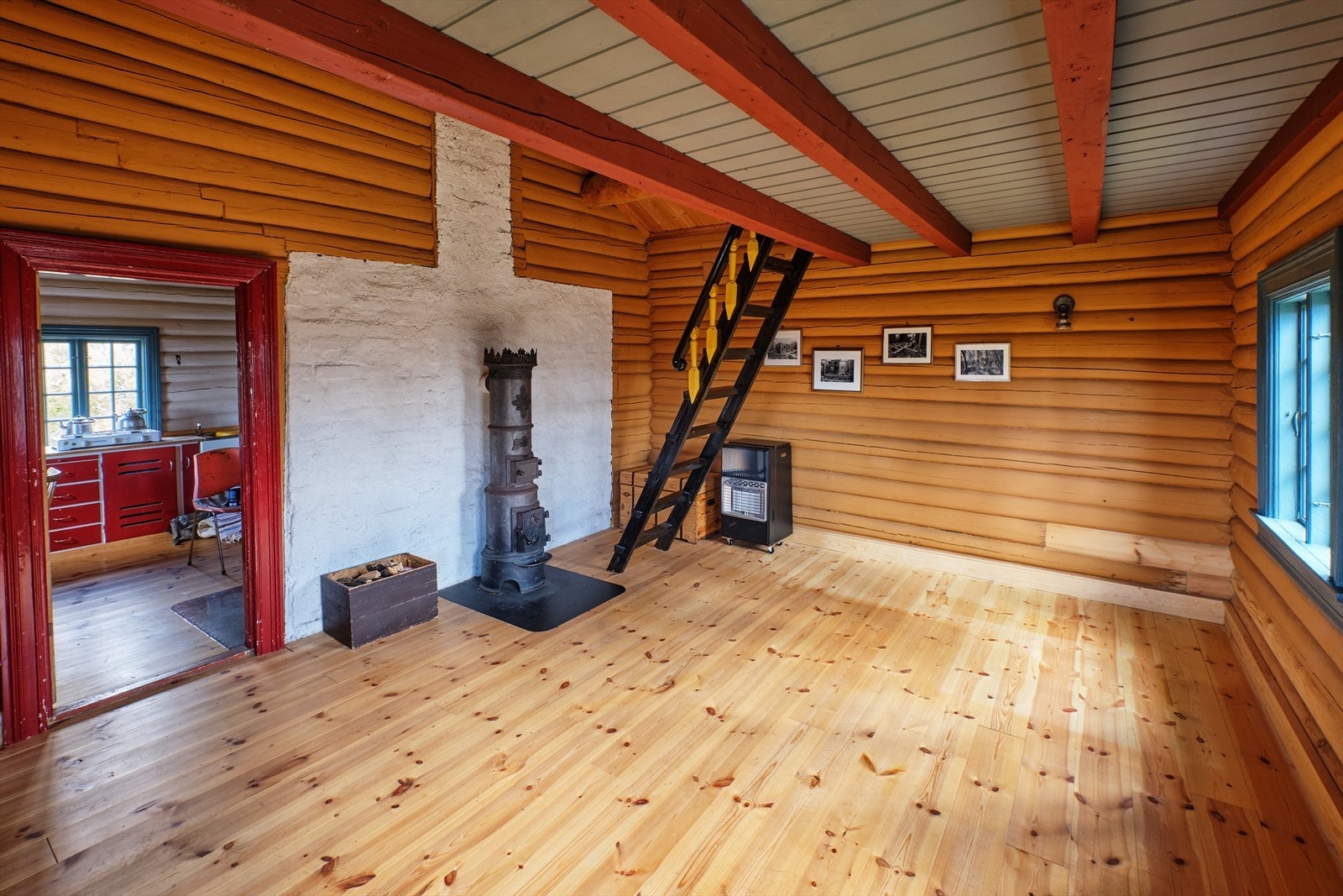 Fra stua er det trapp opp til hems med gulvareal på ca 10 kvm. Galleribilde