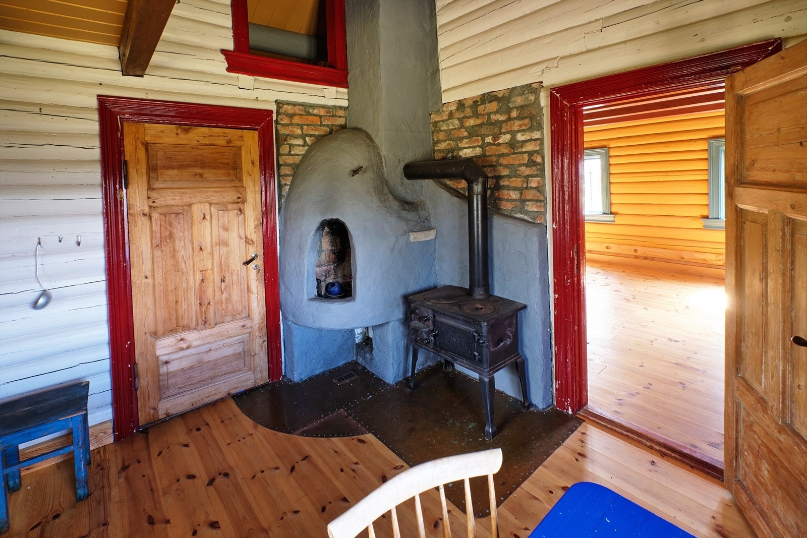 Kjøkkenet har egen vedovn samt gruepeis. Galleribilde