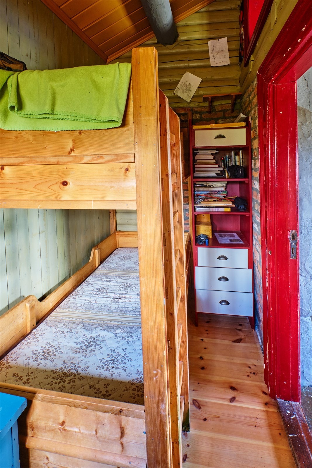 Hytta her ett soverom som er innredet med køyeseng. Galleribilde