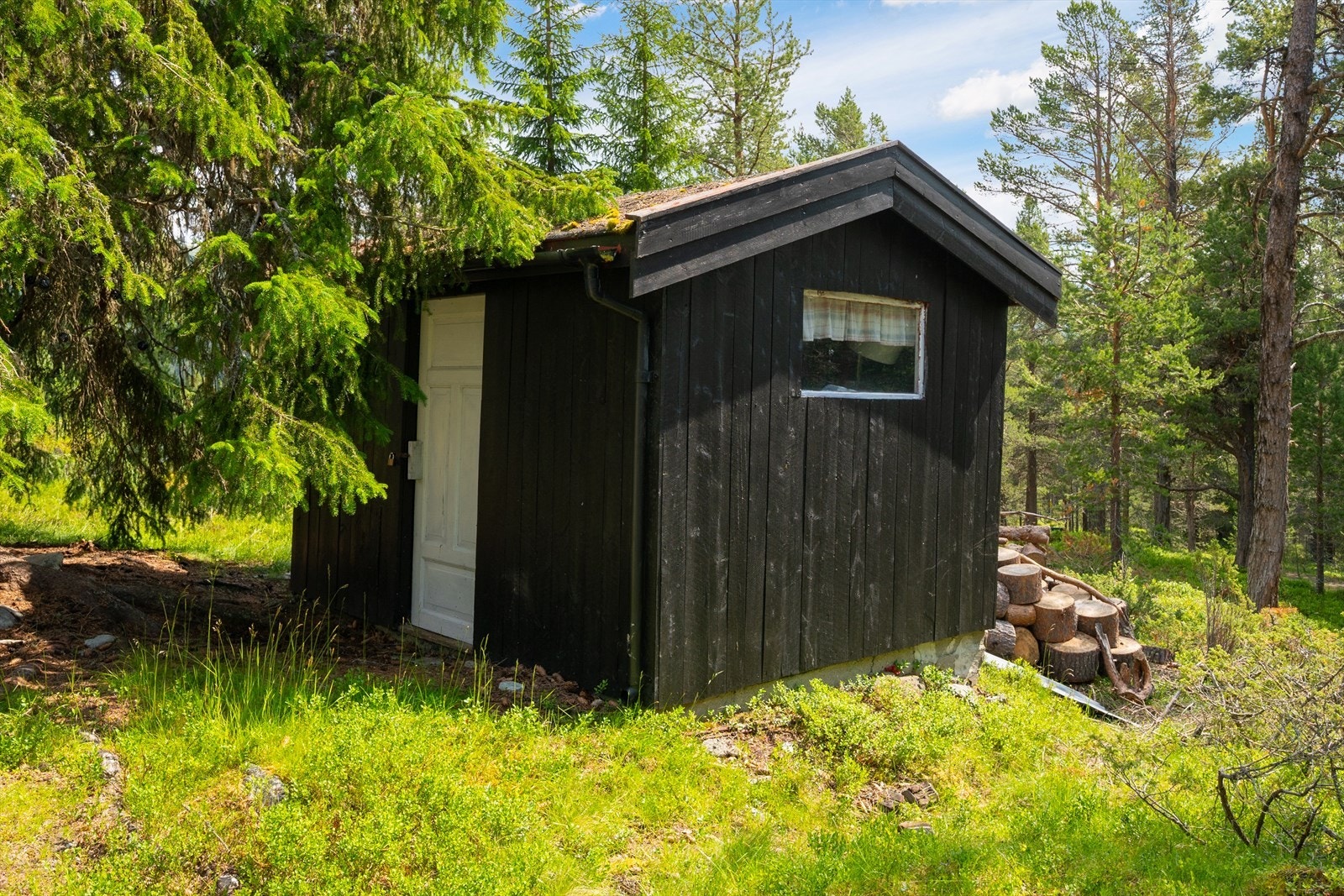 I tillegg består hytta av et eldre, frittstående uthus med bod for ved og utstyr samt utedo Galleribilde