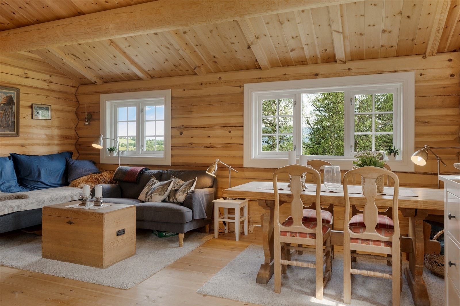 Stuedelen er møblert med sofagruppe, lenestol og spisebord. Galleribilde