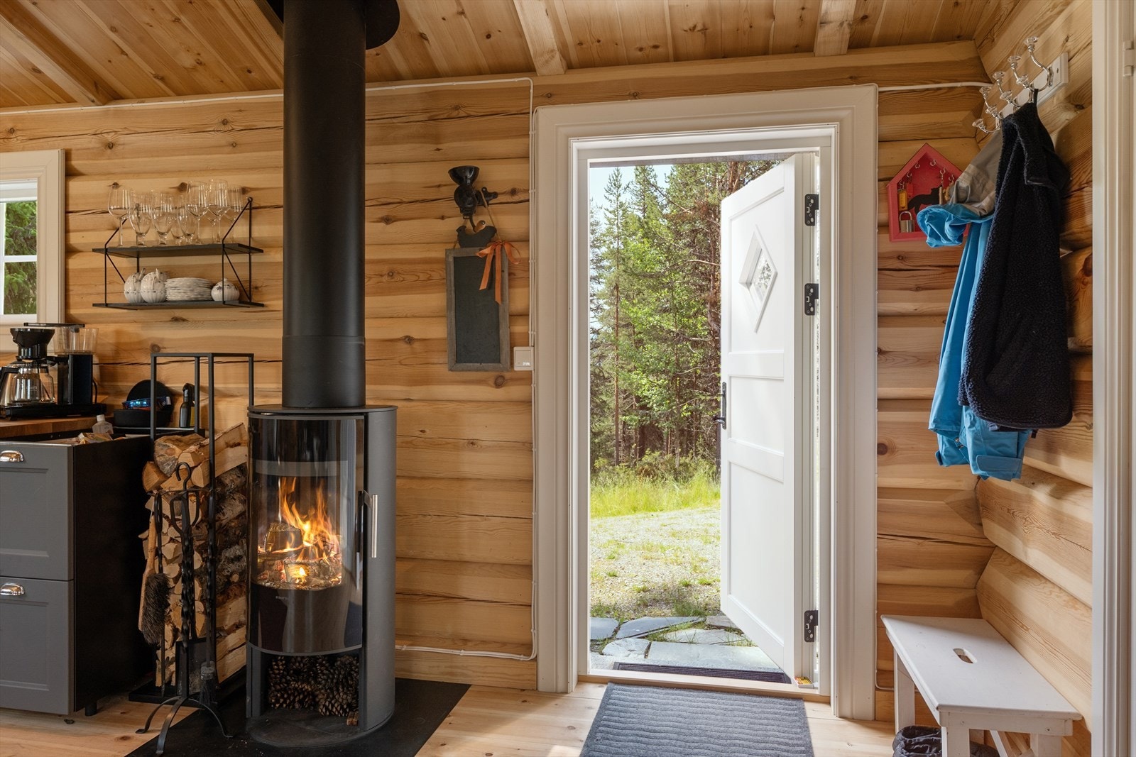 Ved inngangen er det oppheng og hyller for yttertøy og sko. Galleribilde