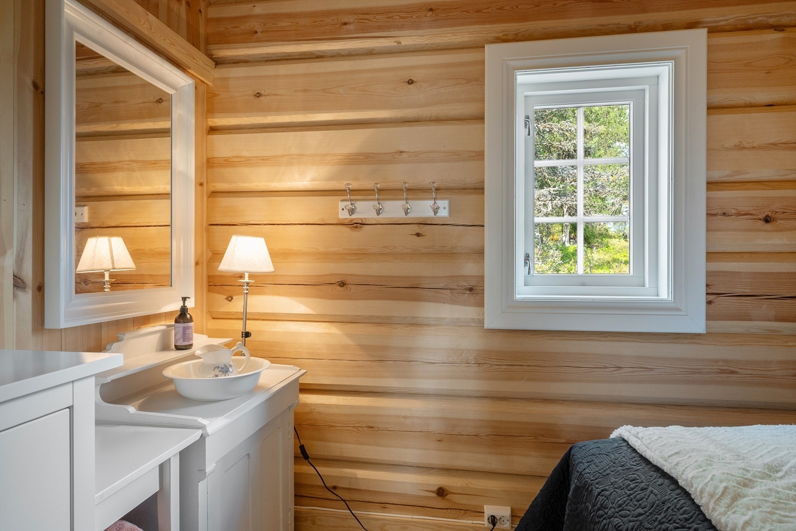 Rommet er pent innredet med lyst interiør. Galleribilde