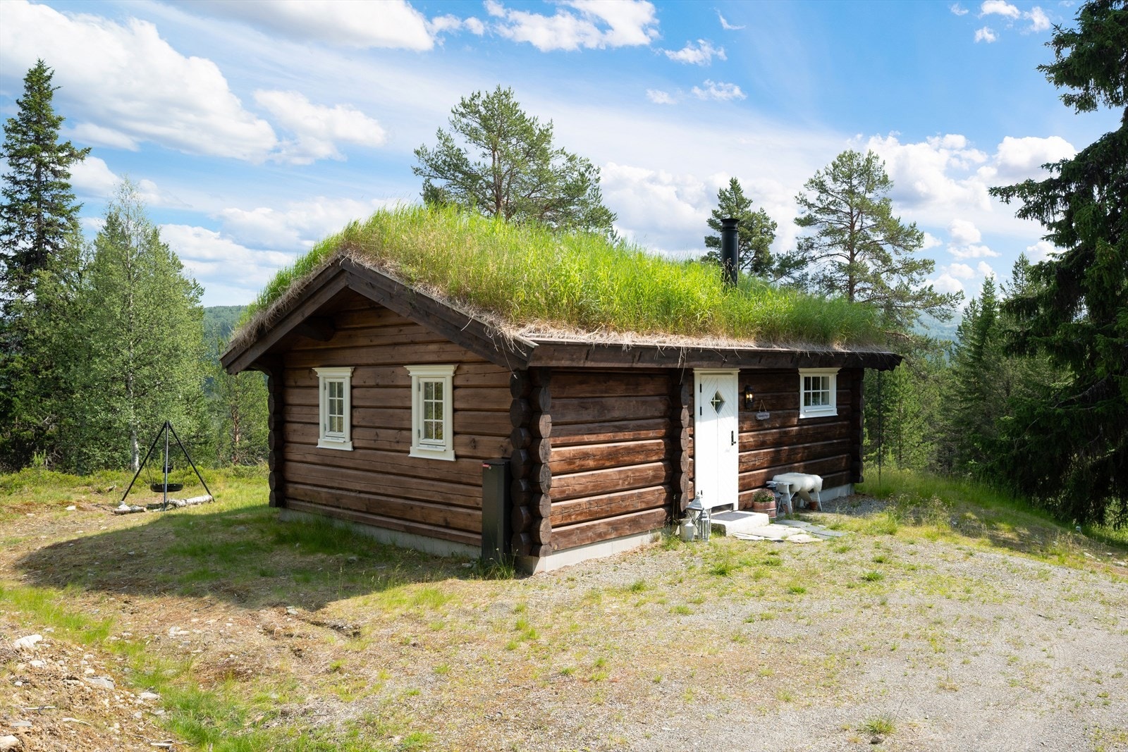 Eiendommen ligger i rolige og naturskjønne omgivelser på Kvamsfjellet, ca 870 moh. Galleribilde