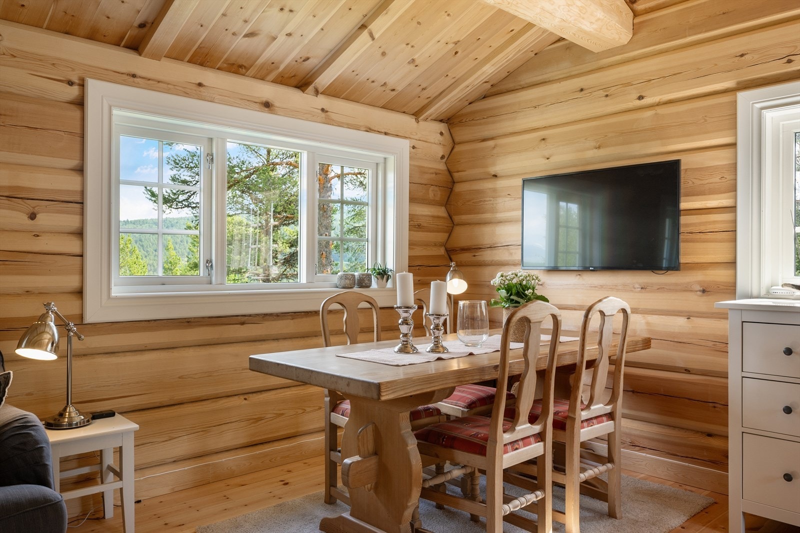 Koselig spiseplass ved vinduet. Galleribilde