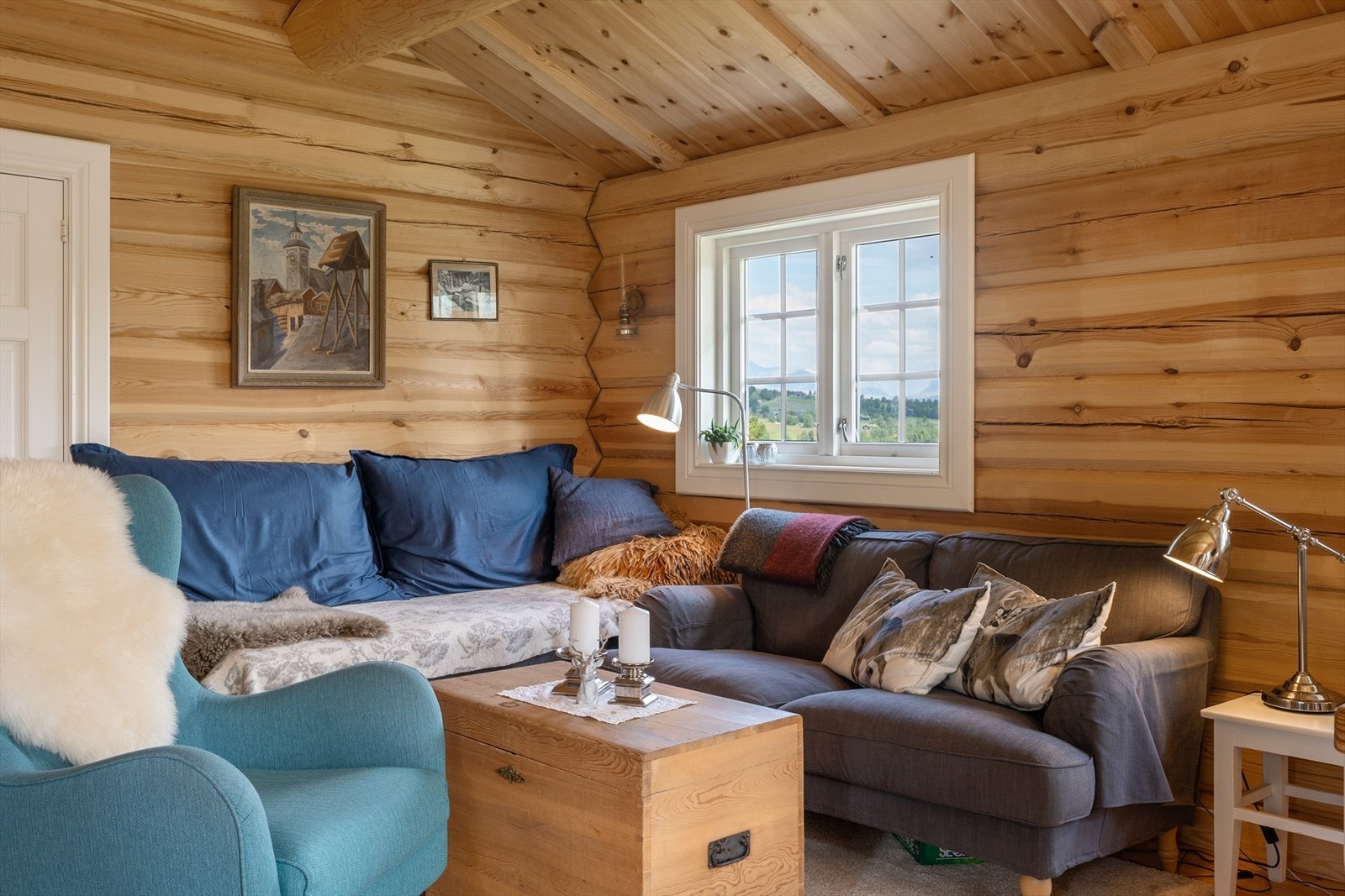 Utsikten kan nytes fra sofakroken. Galleribilde