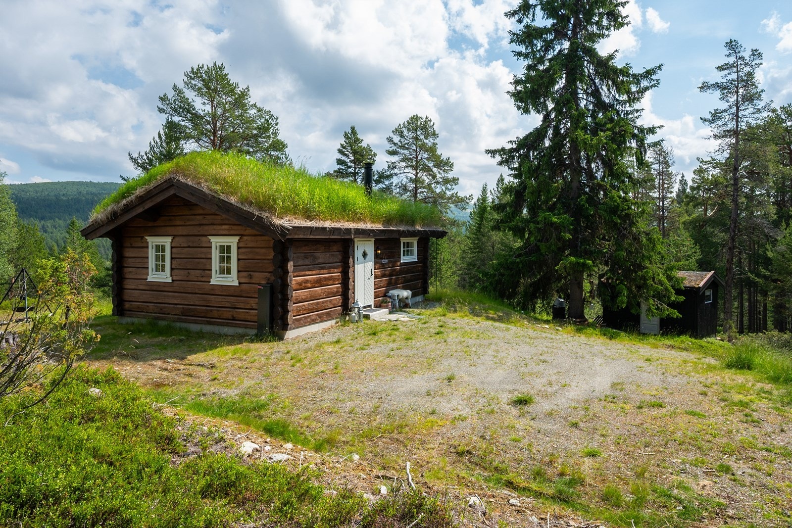 Det er enkel adkomst og gode parkeringsmuligheter på tomten. Galleribilde