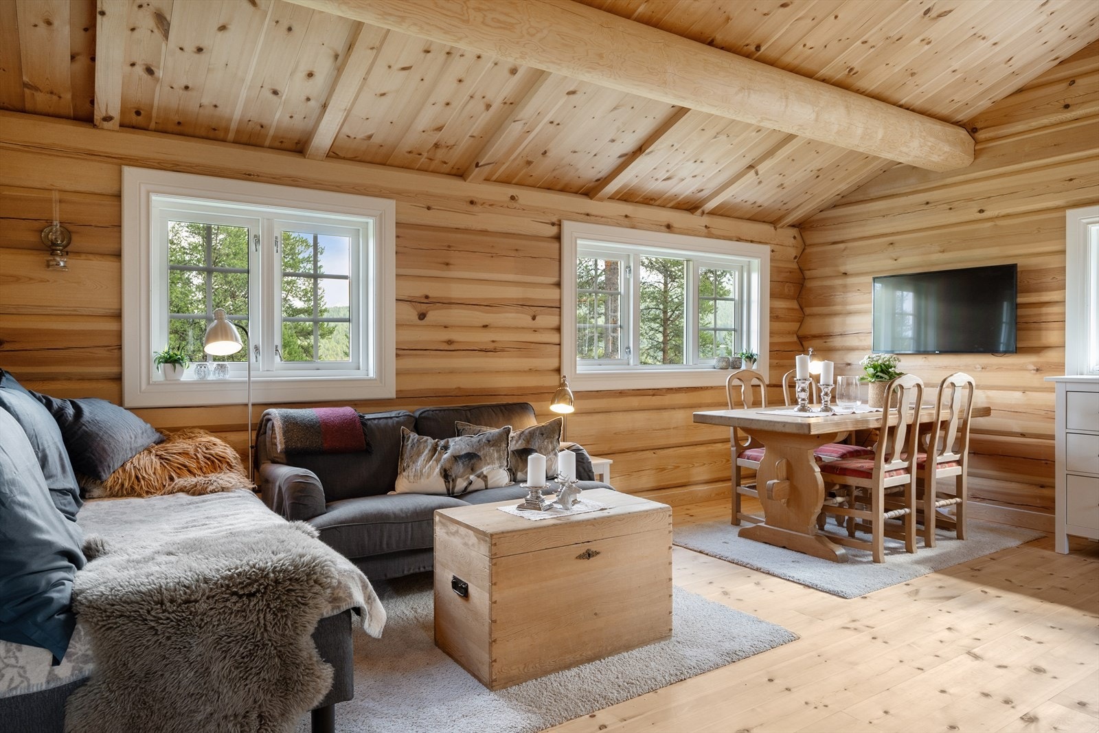 Hvite karmer skaper kontrast og gir rommet lys og liv. Galleribilde